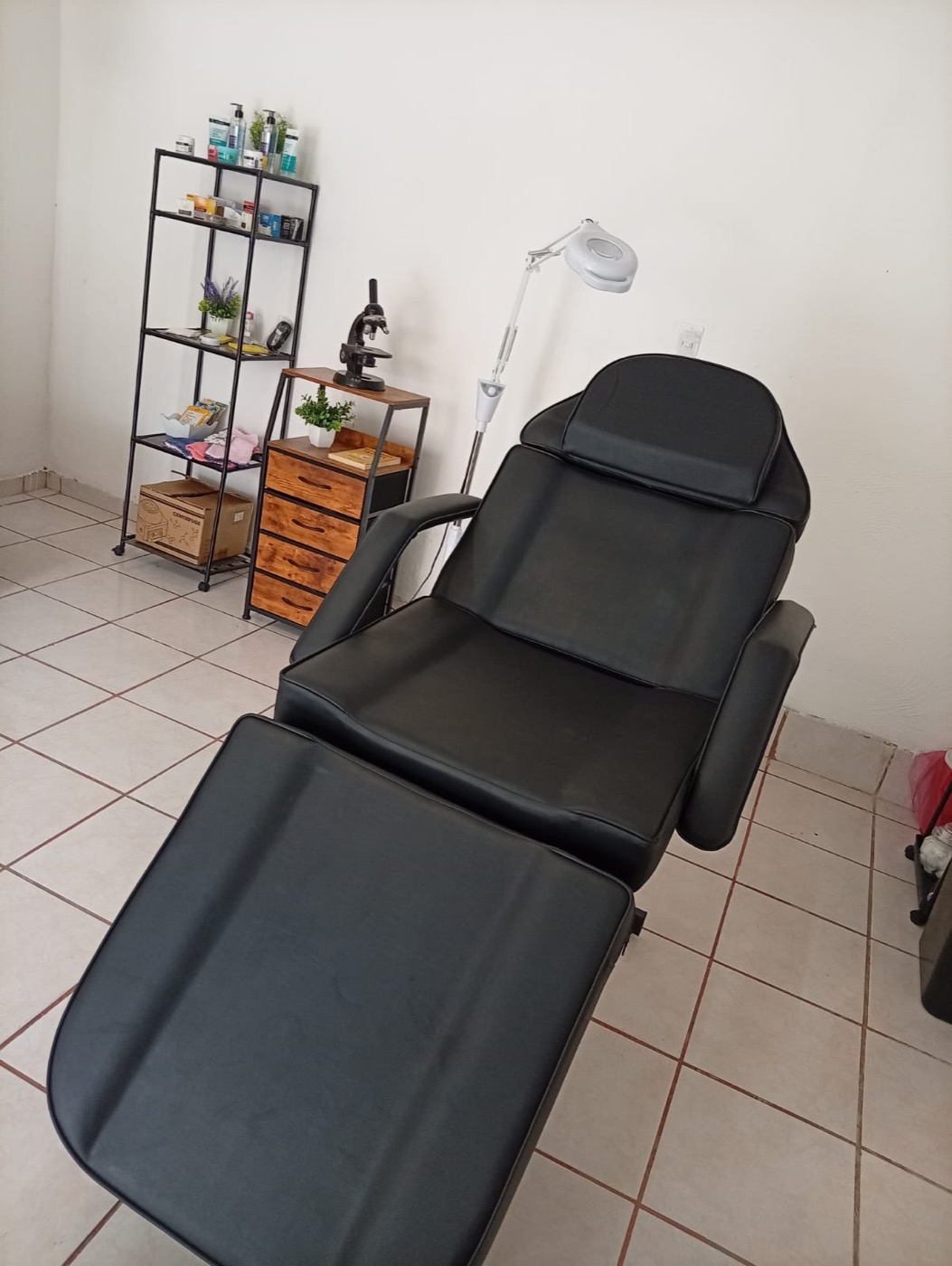 Cabina de tratamiento de DAR Estética con sillón profesional, lámpara lupa y microscopio