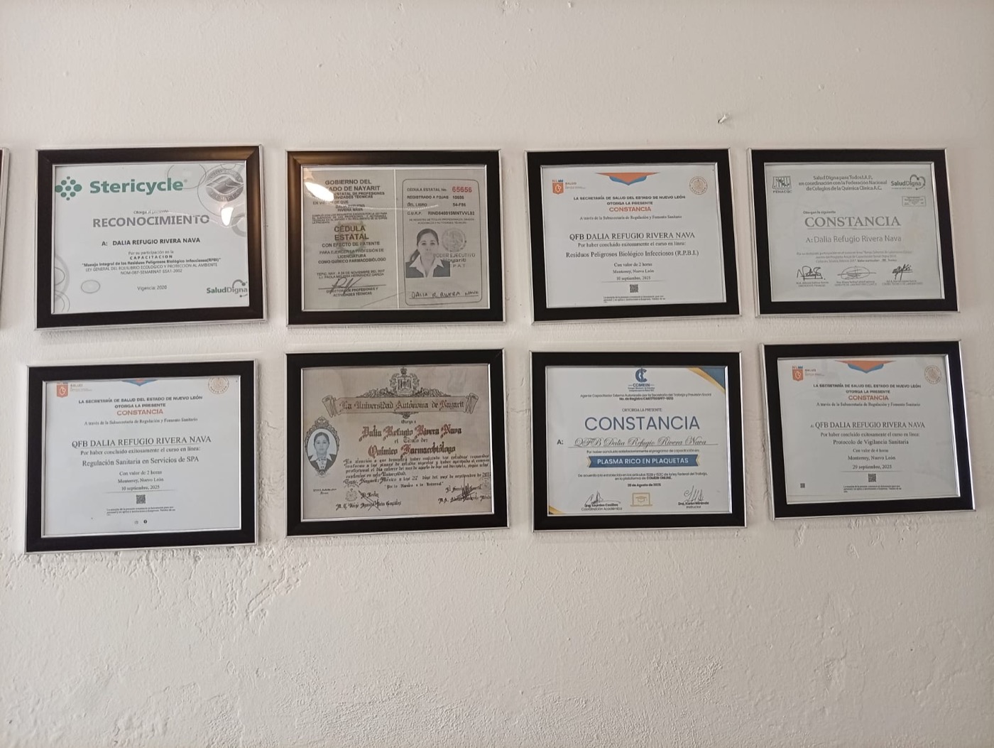 Pared de certificaciones de la QFB Dalia Rivera Nava: título universitario, cédula estatal y constancias sanitarias