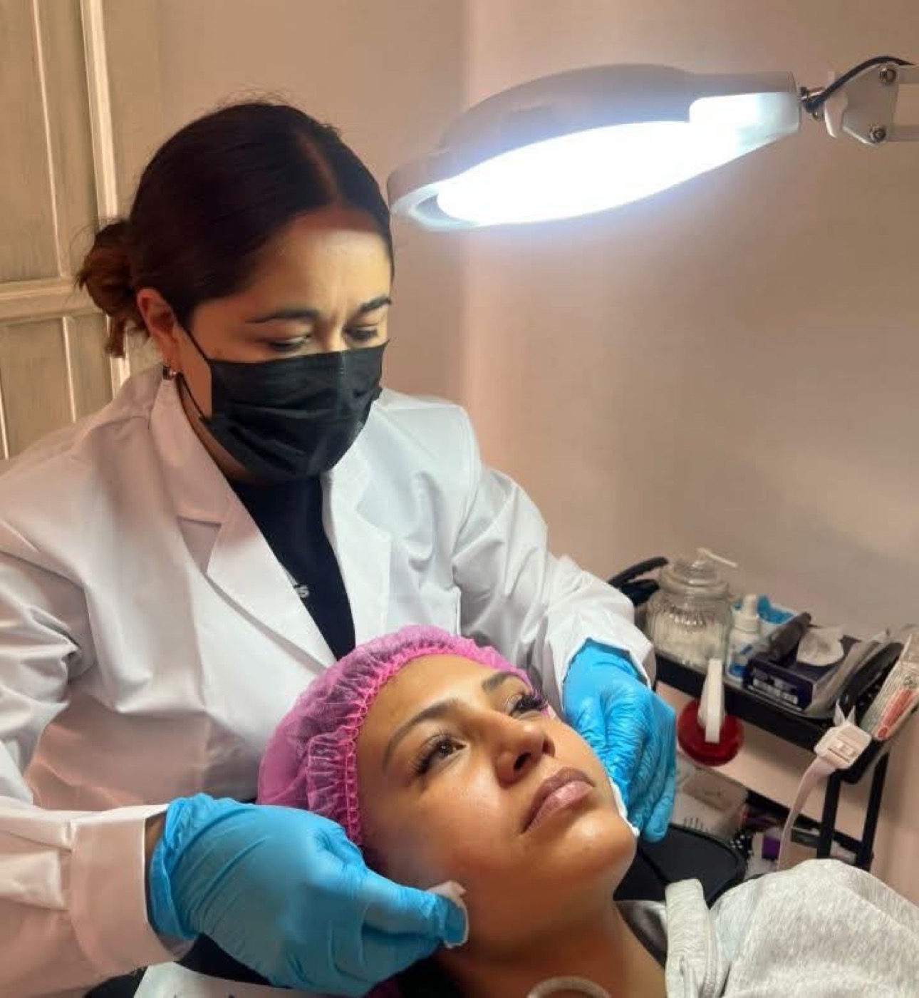 Dalia Rivera realizando un tratamiento facial en DAR Estética, Tepic
